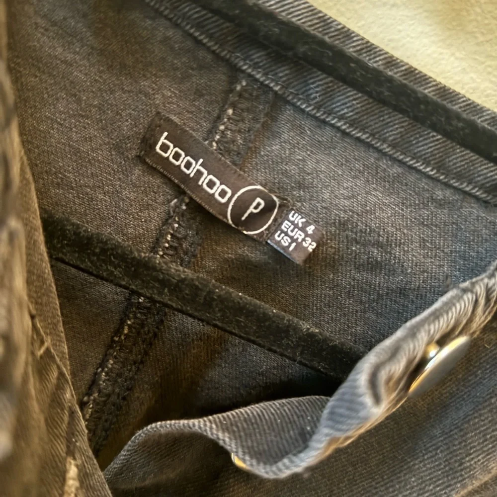 Boohoo Washed Black Denim Dress - Picture 6 of 6